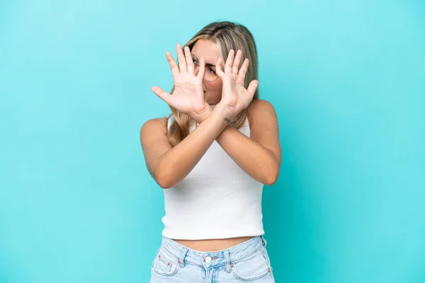 Mavi Arka Planda Izole Edilmiş Genç Beyaz Kadın Ellerini Öne — Stok fotoğraf