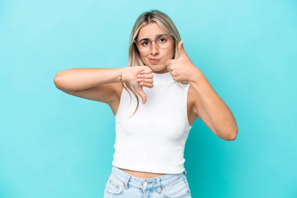 Ung Kaukasisk Kvinna Isolerad Blå Bakgrund Gör Bra Dåligt Tecken — Stockfoto