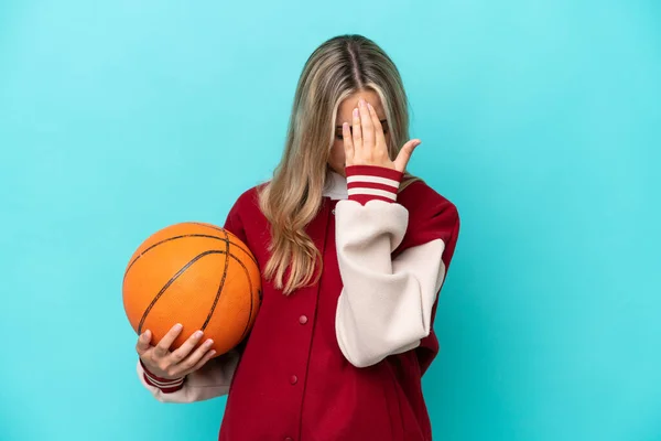 Pemain Basket Muda Kaukasia Wanita Terisolasi Latar Belakang Biru Dengan — Stok Foto