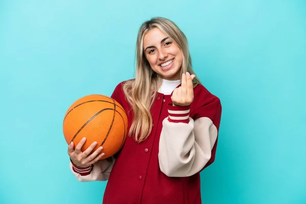 年轻的高加索篮球运动员女人被隔离在蓝色背景下做着赚钱的手势 — 图库照片