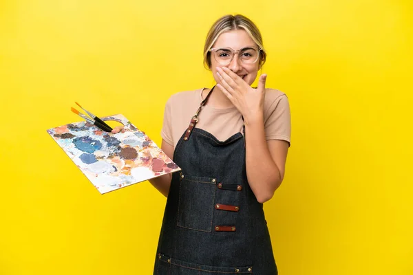 Jovem Artista Caucasiano Mulher Segurando Uma Paleta Isolada Fundo Amarelo — Fotografia de Stock