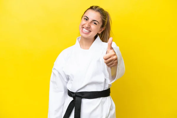 Mujer Caucásica Joven Haciendo Karate Aislado Sobre Fondo Amarillo Con — Foto de Stock