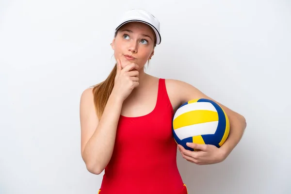 Молода Біла Жінка Грає Волейбол Ізольовано Білому Тлі Має Сумніви — стокове фото
