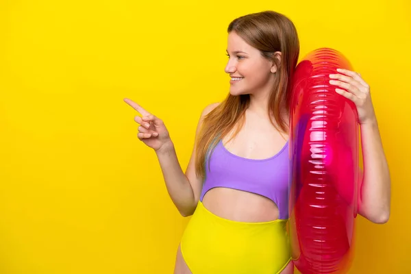 Mujer Joven Caucásica Sosteniendo Colchón Aire Aislado Sobre Fondo Amarillo — Foto de Stock