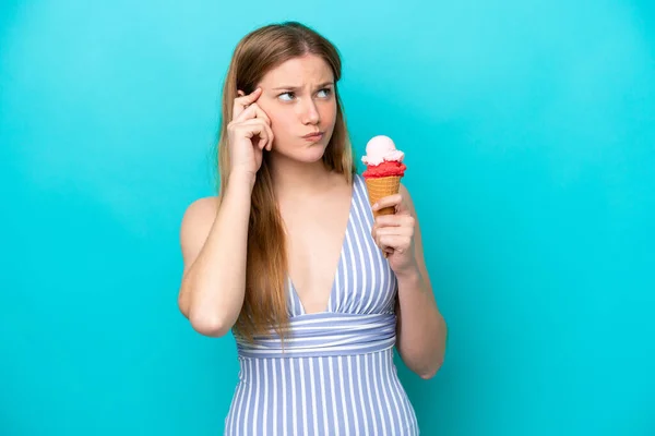 Νεαρή Καυκάσια Γυναίκα Μαγιό Που Τρώει Παγωτό Απομονωμένη Μπλε Φόντο — Φωτογραφία Αρχείου