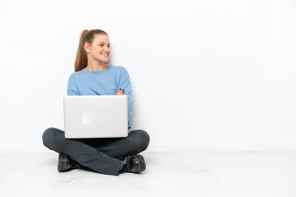 Giovane Donna Con Computer Portatile Seduto Sul Pavimento Felice Sorridente — Foto Stock