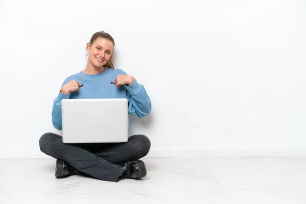 Junge Frau Mit Laptop Sitzt Stolz Und Selbstzufrieden Auf Dem — Stockfoto