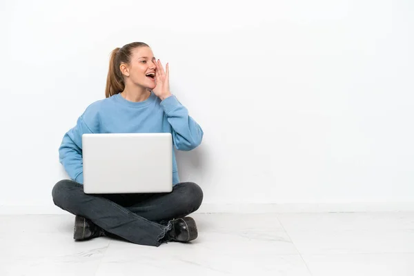 Νεαρή Γυναίκα Ένα Φορητό Υπολογιστή Που Κάθεται Στο Πάτωμα Φωνάζοντας — Φωτογραφία Αρχείου