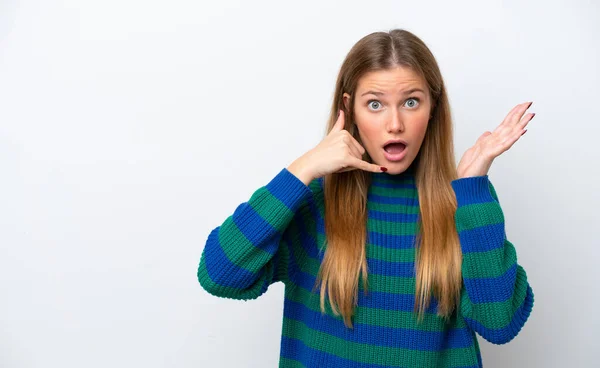 Mujer Joven Caucásica Aislada Sobre Fondo Blanco Haciendo Gesto Telefónico —  Fotos de Stock