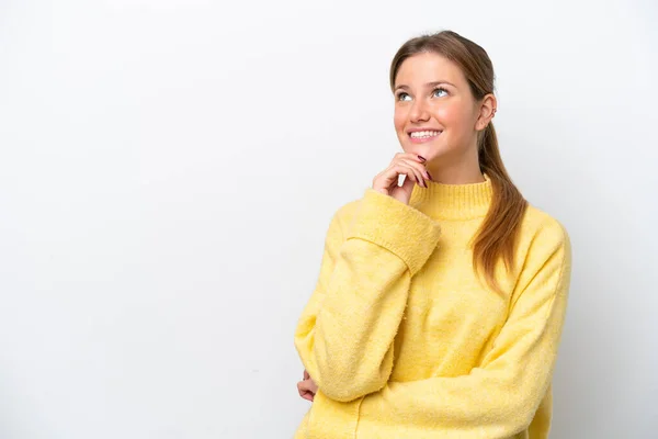 Junge Kaukasische Frau Auf Weißem Hintergrund Isoliert Und Lächelnd Aufblickend — Stockfoto