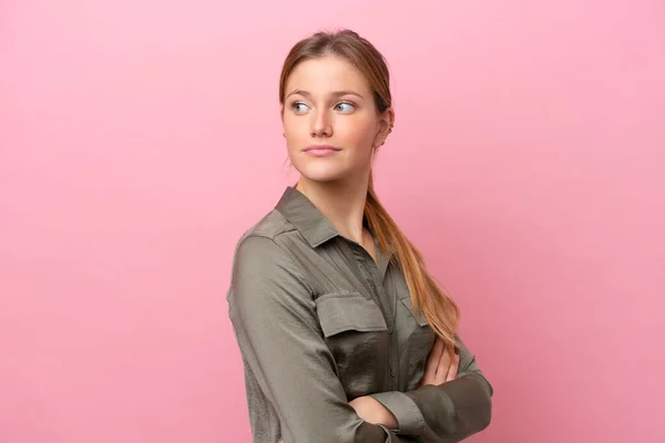 Mulher Caucasiana Jovem Isolado Fundo Rosa Olhando Para Lado — Fotografia de Stock