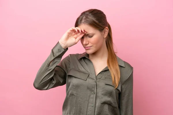 Ung Kaukasiska Kvinna Isolerad Rosa Bakgrund Med Trött Och Sjuk — Stockfoto