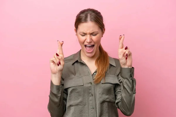 Ung Kaukasisk Kvinna Isolerad Rosa Bakgrund Med Fingrar Korsning — Stockfoto