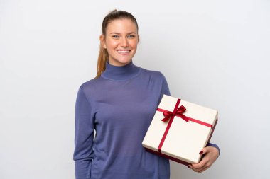 Beyaz arka planda izole edilmiş bir hediyeyi elinde tutan beyaz bir kadın.