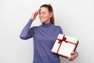 Beyaz arka planda izole edilmiş beyaz bir hediye tutan genç beyaz kadın bir şey fark etti ve çözüme niyetlendi.