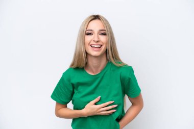 Güzel sarışın kadın beyaz arka planda izole edilmiş, çok gülümsüyor.