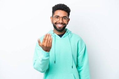 Genç Brezilyalı bir adam beyaz arka planda izole edilmiş ve davet edilmişti. Gelmene sevindim.