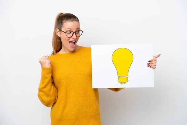 Young Caucasian Woman Isolated White Background Holding Placard Bulb Icon — Stockfoto