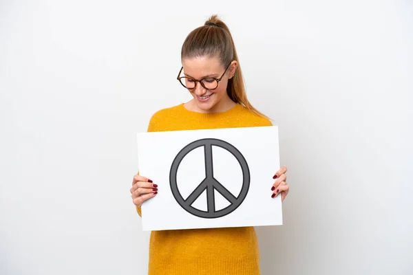 Mladá Běloška Žena Izolované Bílém Pozadí Drží Plakát Mírovým Symbolem — Stock fotografie