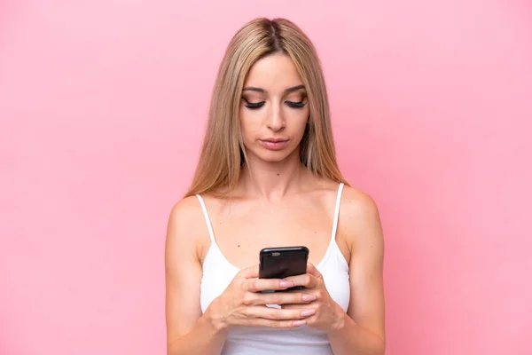 Güzel Sarışın Kadın Pembe Arka Planda Cep Telefonu Kullanarak Izole — Stok fotoğraf