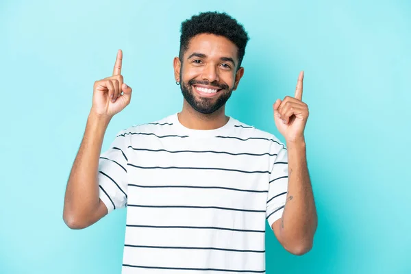 Ung Brasiliansk Man Isolerad Blå Bakgrund Pekar Upp Bra Idé — Stockfoto