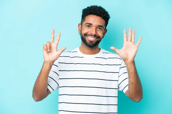 Ung Brasiliansk Man Isolerad Blå Bakgrund Räkna Åtta Med Fingrar — Stockfoto