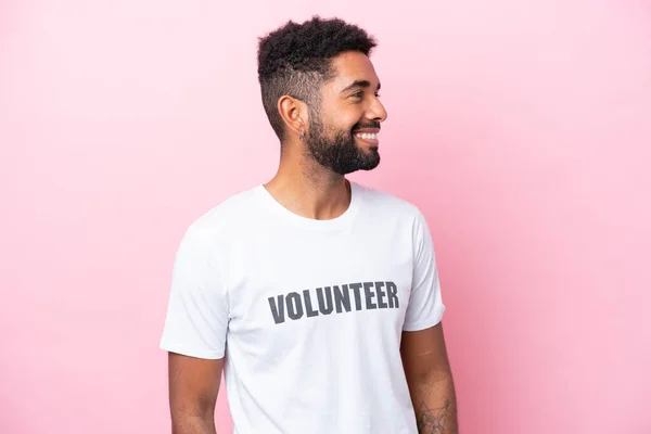 Young Volunteer Man Isolated Pink Background Looking Side — Stock Photo, Image