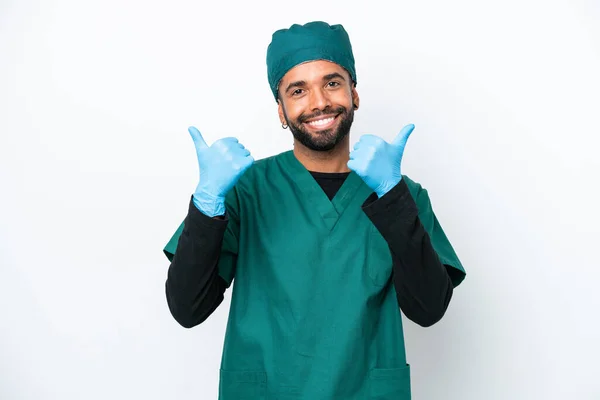 Cirurgião Brasileiro Uniforme Verde Isolado Sobre Fundo Branco Com Polegares — Fotografia de Stock