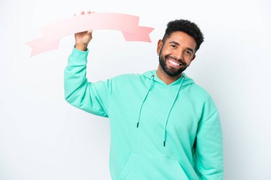 Genç Brezilyalı bir adam beyaz arka planda izole edilmiş, elinde boş bir pankart var.