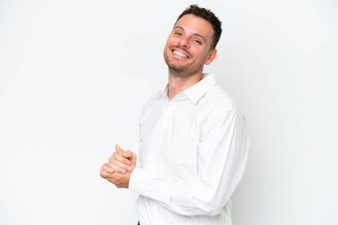 Beyaz arka planda izole edilmiş beyaz tenli yakışıklı adam alkışlıyor.
