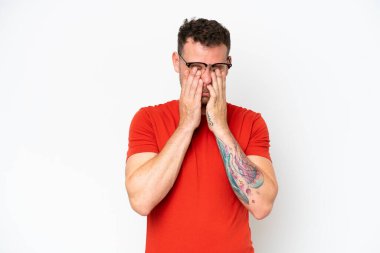 Beyaz arka planda izole edilmiş, yorgun ve hasta bir yüzü olan beyaz, beyaz, yakışıklı bir adam.