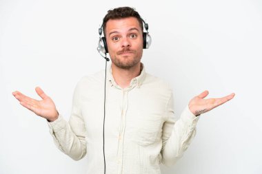 Tele pazarlamacı, beyaz arka planda izole edilmiş bir kulaklıkla çalışan beyaz bir adam.