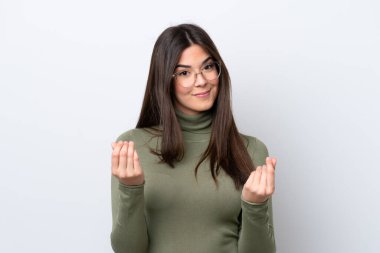 Beyaz arka planda izole edilmiş genç Brezilyalı kadın para hareketi yapıyor ama mahvoldu.