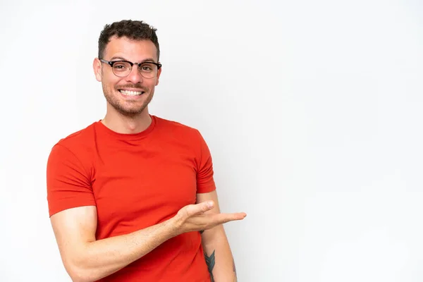 Jonge Blanke Knappe Man Geïsoleerd Witte Achtergrond Presenteren Van Een — Stockfoto