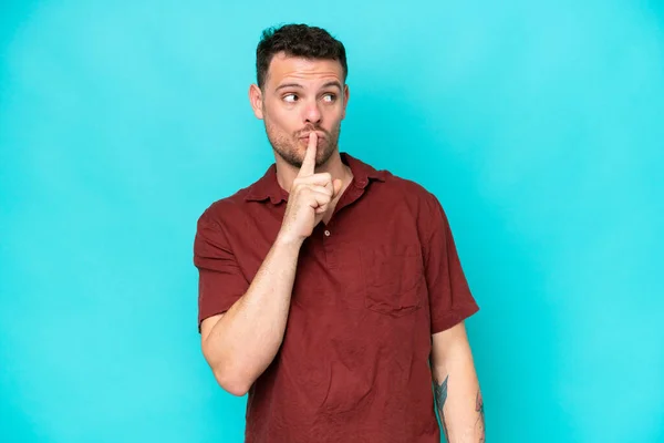 Jovem Caucasiano Bonito Homem Isolado Fundo Azul Mostrando Sinal Silêncio — Fotografia de Stock