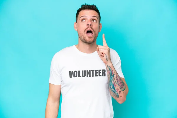 Young Volunteer Caucasian Man Isolated Blue Background Thinking Idea Pointing — Photo