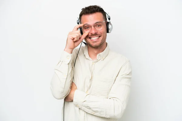 Telemarketer Kaukaski Mężczyzna Pracuje Słuchawki Izolowane Białym Tle Okularami Szczęśliwy — Zdjęcie stockowe