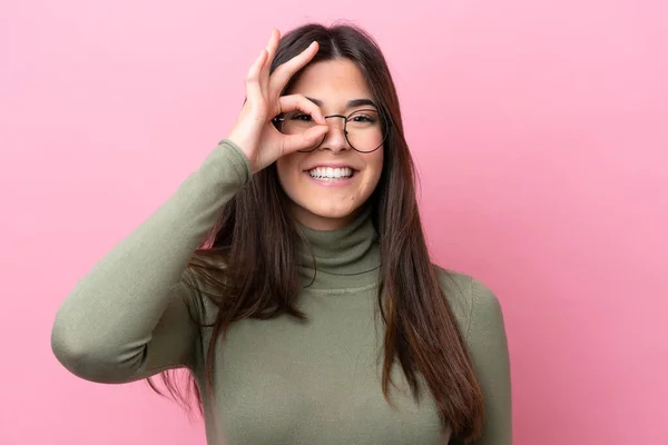 Jonge Braziliaanse Vrouw Geïsoleerd Roze Achtergrond Met Bril Met Gelukkige — Stockfoto