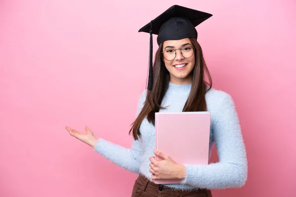 Młoda Studentka Brazylijka Nosi Kapelusz Odizolowany Różowym Tle Wyciągając Ręce — Zdjęcie stockowe