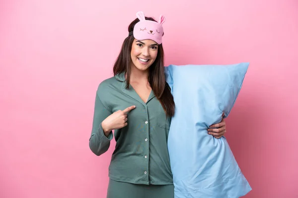 Young Brazilian Woman Isolated Pink Background Pajamas Surprise Facial Expression — Stock fotografie