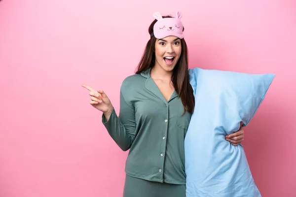 Young Brazilian Woman Isolated Pink Background Pajamas Surprised While Pointing — Stock fotografie