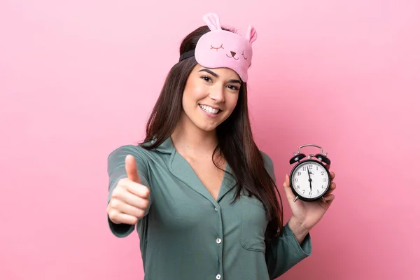 Young Brazilian Woman Isolated Pink Background Pajamas Holding Clock Thumb — Foto de Stock
