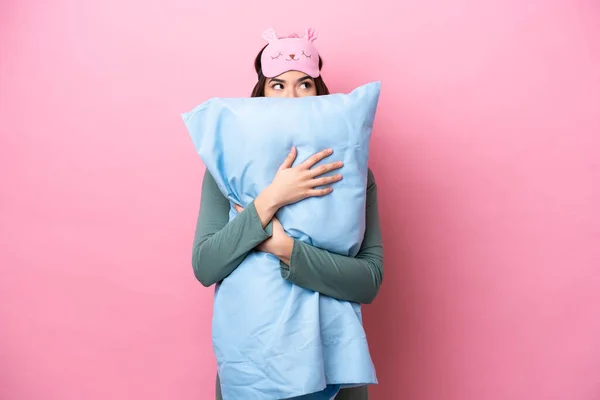 Young Brazilian Woman Isolated Pink Background Pajamas Holding Pillow — Stock fotografie