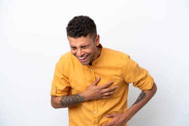 Beyaz arka planda izole edilmiş beyaz Brezilyalı genç adam çok gülümsüyor.