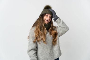 Beyaz arka planda izole edilmiş, kış şapkalı beyaz bir kadın çok gülümsüyor.