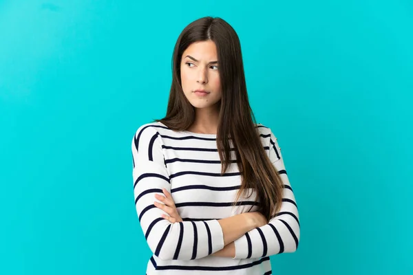 Teenager Brazilian Girl Isolated Blue Background Keeping Arms Crossed — ストック写真