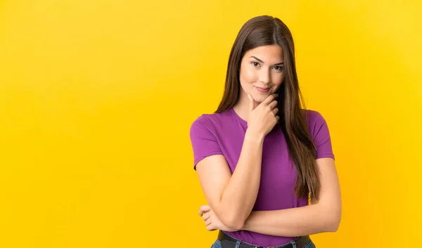 Teenager Brazilian Girl Isolated Yellow Background Thinking — Zdjęcie stockowe