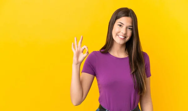 Teenager Brasilianische Mädchen Über Isolierten Gelben Hintergrund Zeigt Zeichen Mit — Stockfoto