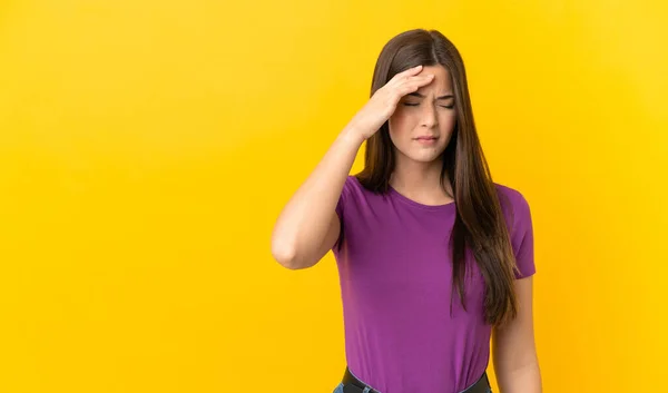 Teenager Brasilianisches Mädchen Über Isoliertem Gelben Hintergrund Mit Kopfschmerzen — Stockfoto