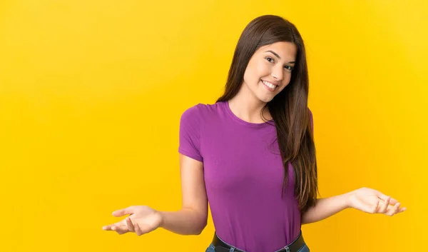 Adolescente Brasileña Chica Sobre Aislado Amarillo Fondo Feliz Sonriente —  Fotos de Stock